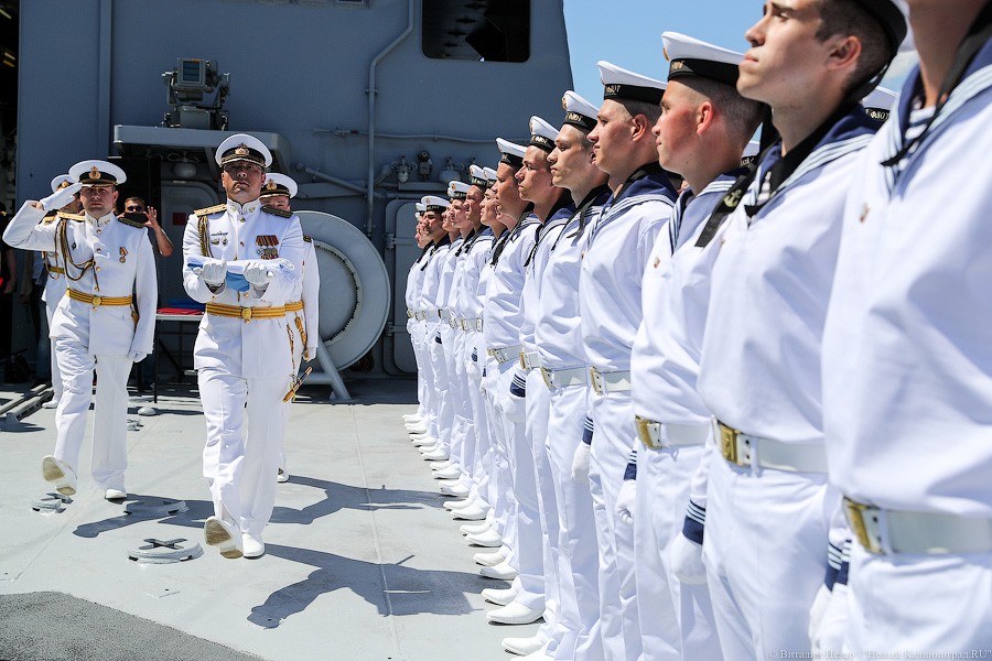 Трудный путь во флот: на БДК «Иван Грен» подняли Андреевский флаг