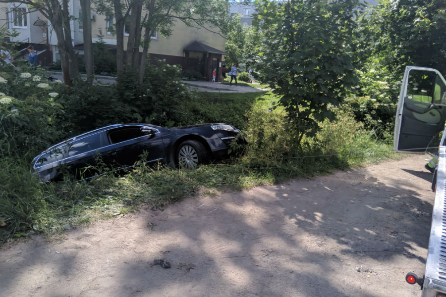 На ул. Тихой «Фольксваген» упал в ручей (фото)