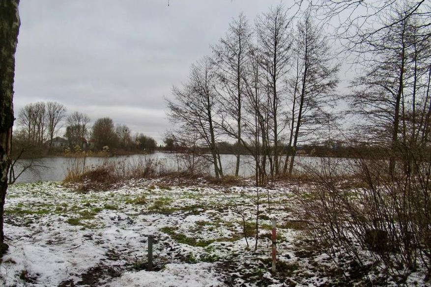 Горвласти нашли и сносят незаконные забор и фундамент у озера Шенфлиз