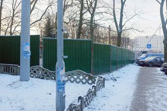 Огороженная забором территория Храма Христа Спасителя вновь увеличилась