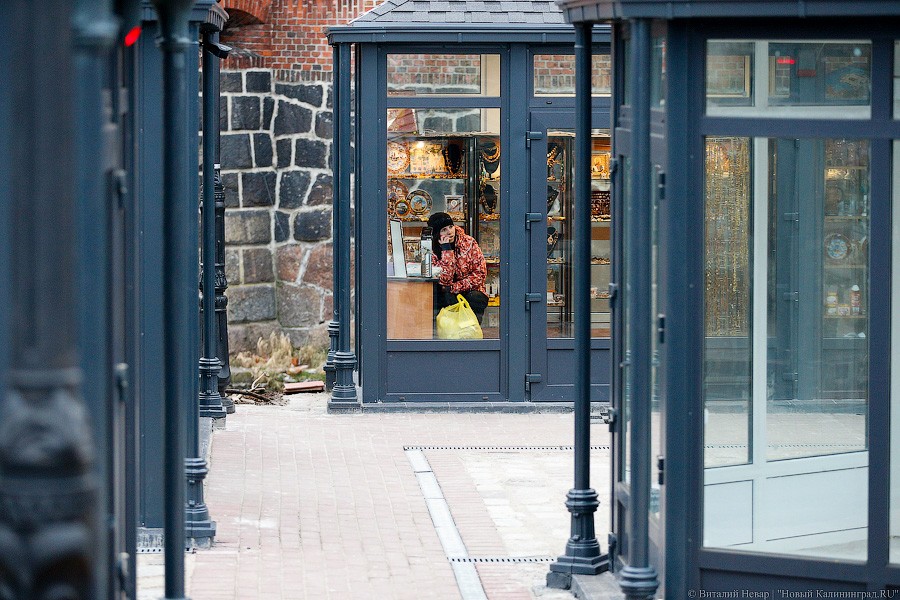 Много «курилок»: закончился монтаж новых палаток у музея Янтаря (фото)