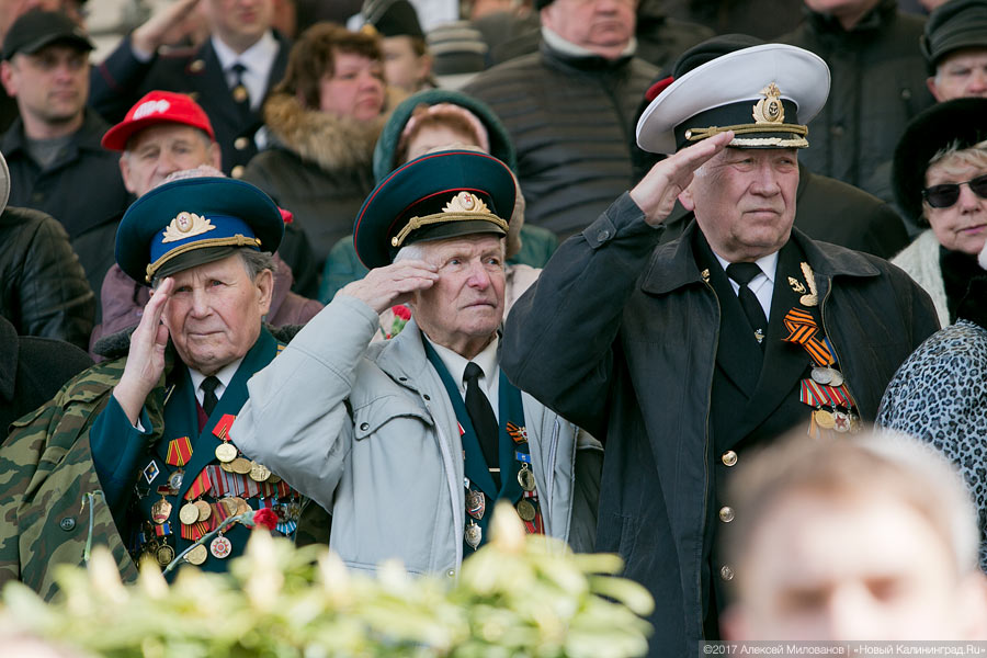 «Гвоздики», «Град» и снег: в Калининграде прошел Парад Победы