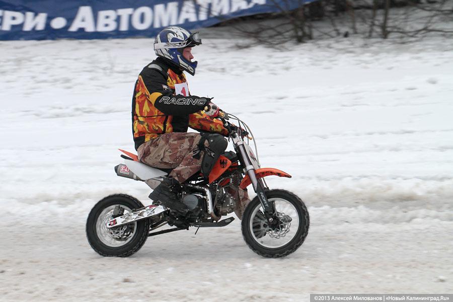 «Пингвиньи гонки»: фоторепортаж с зимнего мотокросса