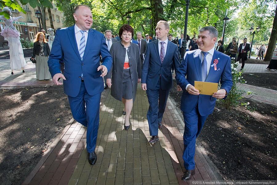 На фоне недостроя: как в Калининграде энергетики сквер открыли (фото)