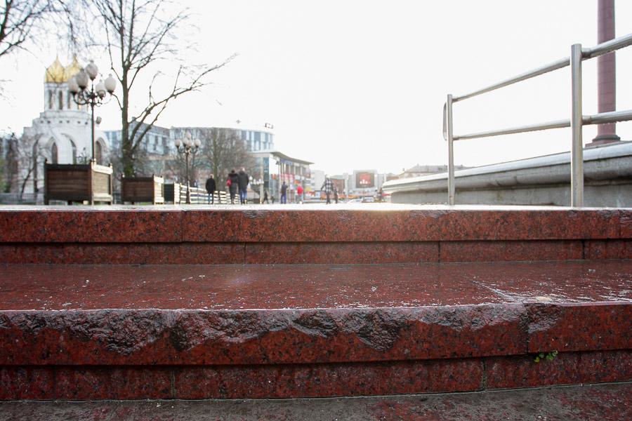 Победа и триумф: отчего на площади Победы появляются трещины и солевые отложения