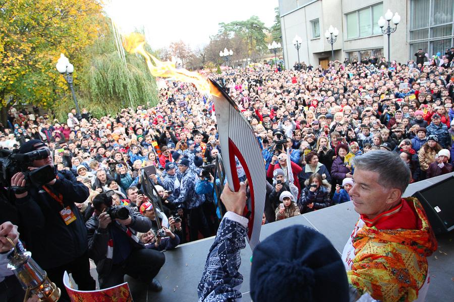«Огоньку не найдется?»: Светлогорск встретил олимпийскую эстафету