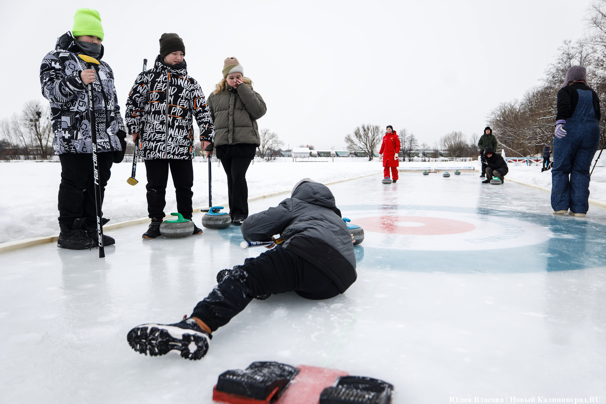 Камни, щетки и «дома»: на озере Шенфлиз впервые сыграли в кёрлинг (фото)