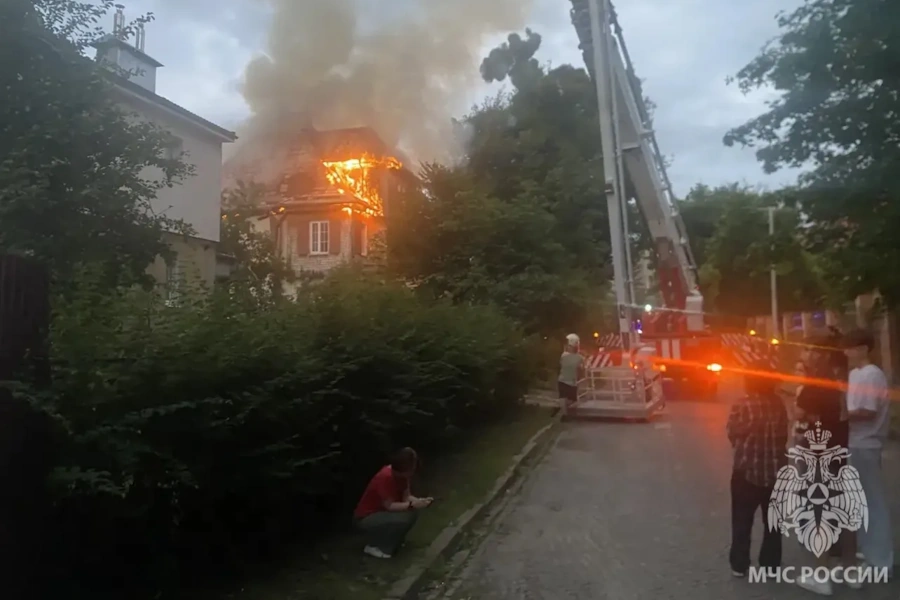 «Эвакуировали 6 детей»: в Калининграде горит вилла-памятник (фото)