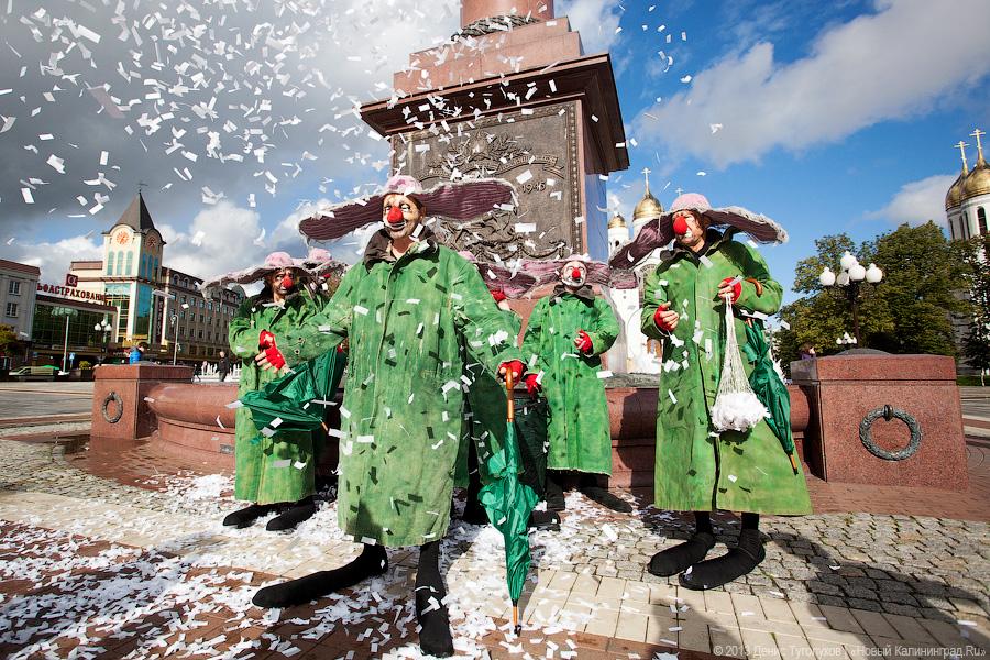Клоуны на дорогах: участники шоу «сНежная симфония» устроили флэшмоб в Калининграде