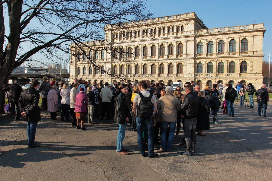 Блогеры посадили около ДКМ десять саженцев плодовых деревьев