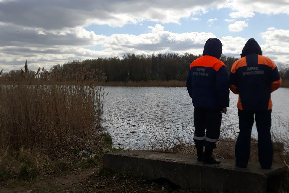 На ул. Ялтинской спасатели МЧС достают из Преголи тело мужчины (фото)