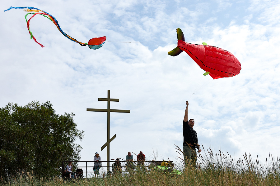 Отчего змеи летают как птицы: на Куршской косе провели фестиваль воздушных змеев (фото)