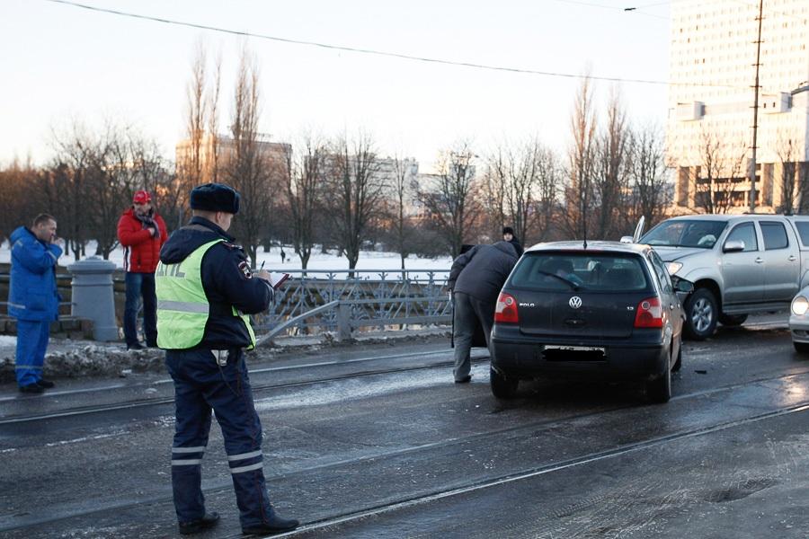 На Деревянном мосту произошла авария, затруднено движение на Острове и Моспроспекте (фото)