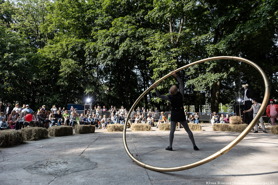 Это просто цирк какой-то: фестиваль «Башня» запустил уличную программу на «Балтике» (фото)