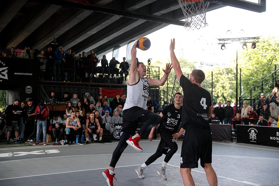 Слэмданк под мостом: в Калининграде прошел статусный турнир по стритболу (фото)