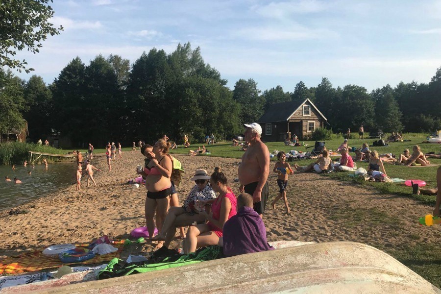 Чиновники нашли на пляже у Пушкаревских озер незаконные баню и беседки