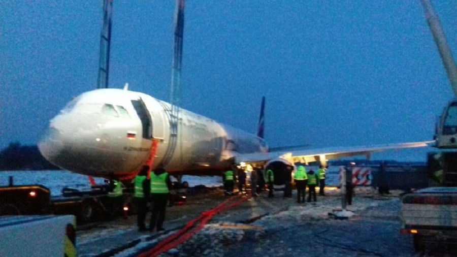 В аэропорту «Храброво» вытащили увязнувший самолет (видео)