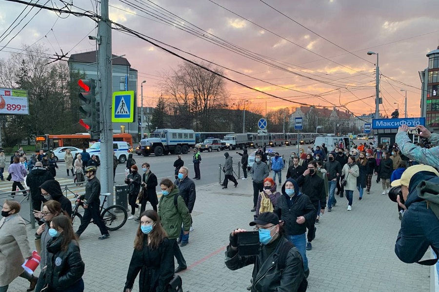 Колонна митингующих направилась от площади Победы к Дому Советов (фото)