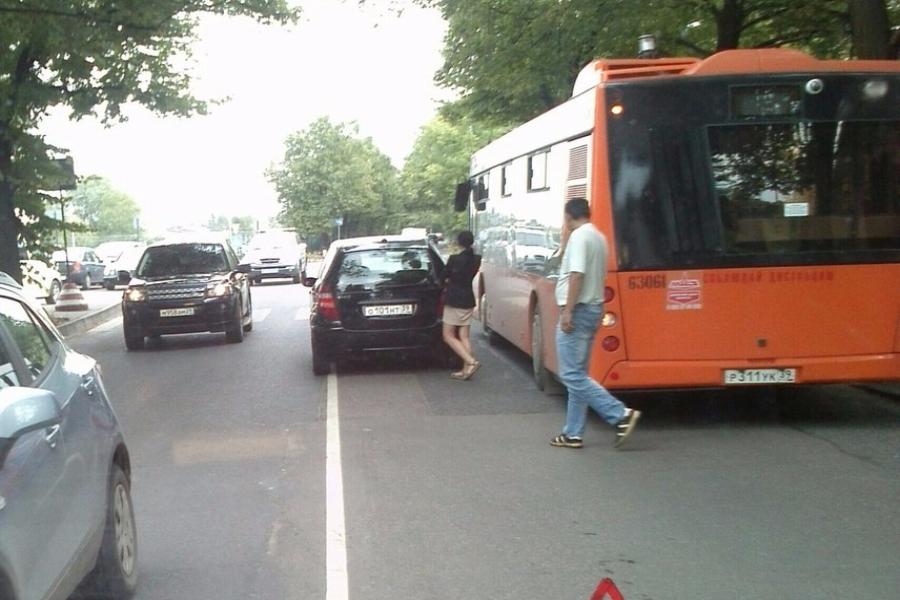 На Портовой столкнулись автобус и легковушка, движение затруднено (фото)