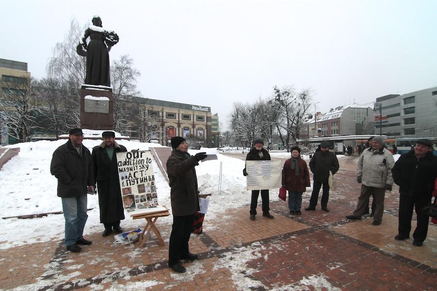 «Наш вклад»: фоторепортаж с пикета против «закона Димы Яковлева»