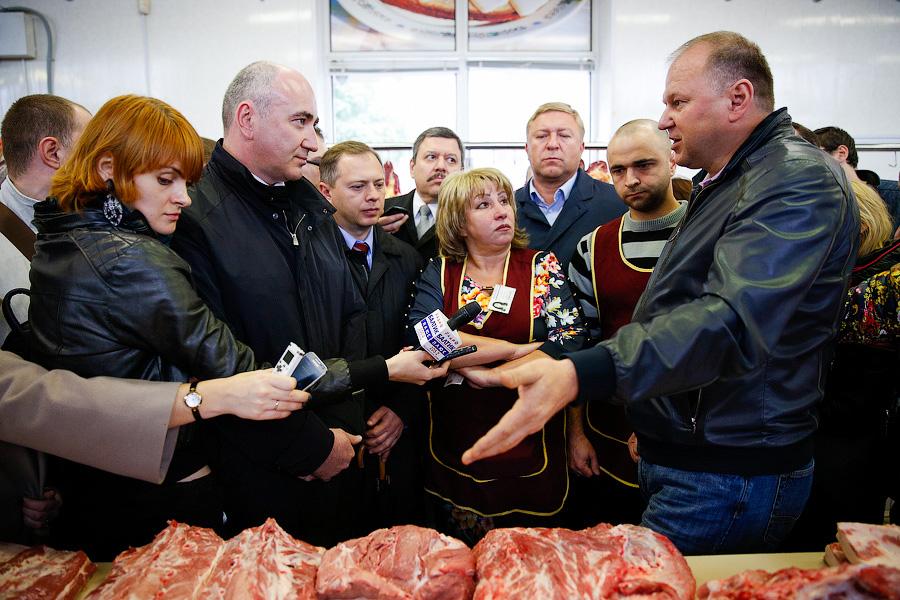 «Я вижу, цены выросли»: Николай Цуканов побывал на Центральном рынке города