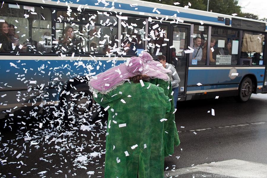 Клоуны на дорогах: участники шоу «сНежная симфония» устроили флэшмоб в Калининграде