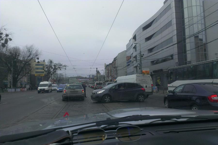 В центре Калининграда затруднено движение из-за аварии (фото)