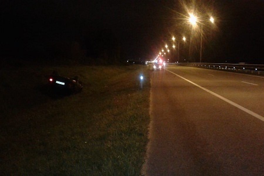 На черняховской трассе водитель без прав перевернулся в кювет, пострадали двое