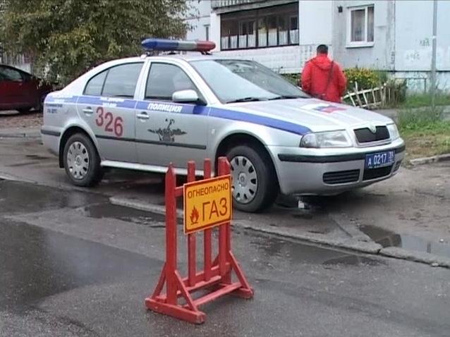 «БМВ» под управлением пьяной женщины врезался в газовую трубу, произошла утечка газа (фото)