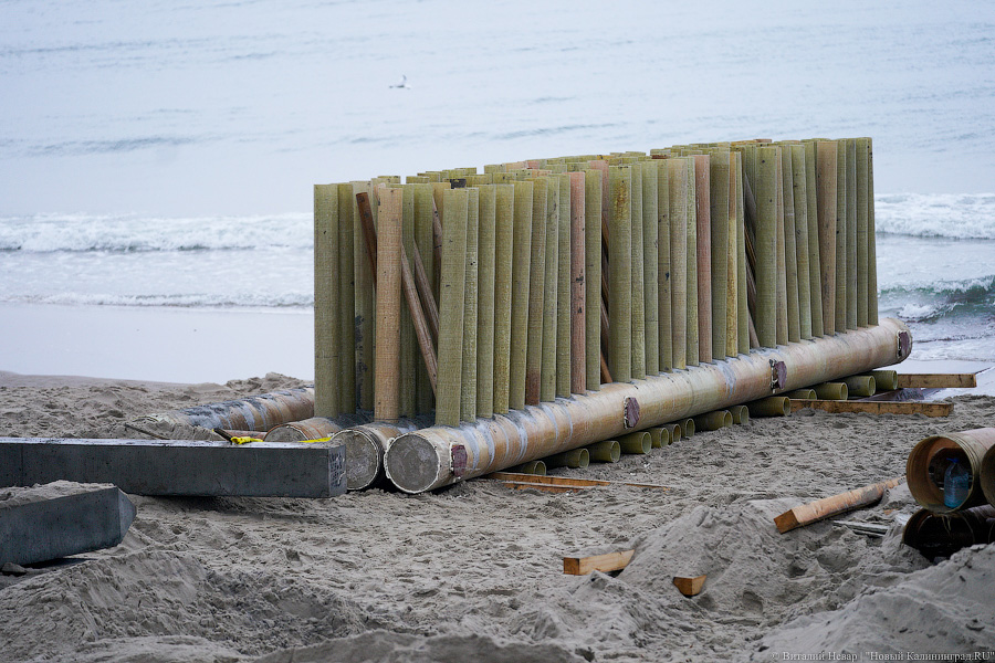 Серферы против гребенок: в Зеленоградске начали установку 40-тонных волноломов (фото)