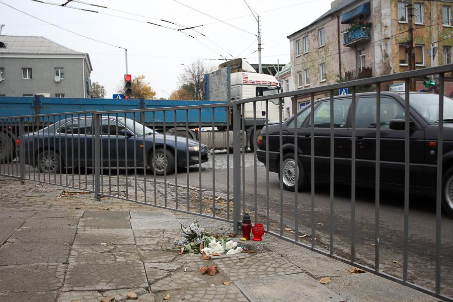 Несчастливый перекресток: грузовики сносят ограждение у школы №14, где погибла девочка (фото)