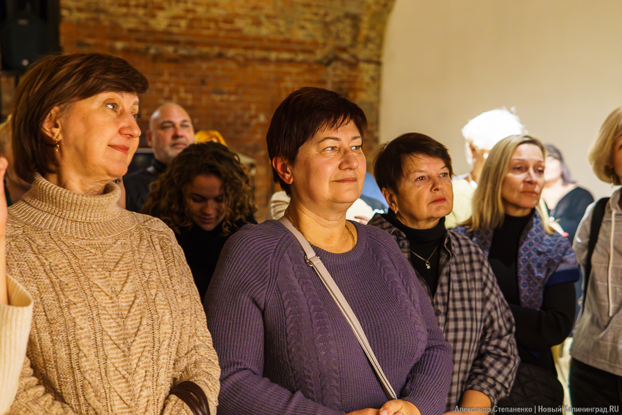 «О чем молчат деревья»: в Воротах открылась выставка, воспевающая придорожные аллеи (фото)