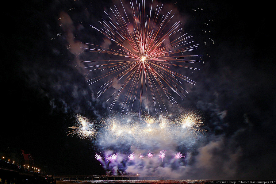 Небо, море и огни: в Зеленоградске стартовал чемпионат фейерверков