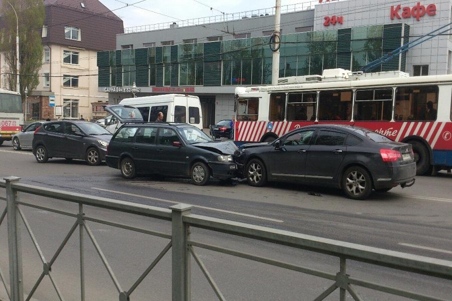 В Калининграде столкнулись две иномарки, образовалась пробка (фото)