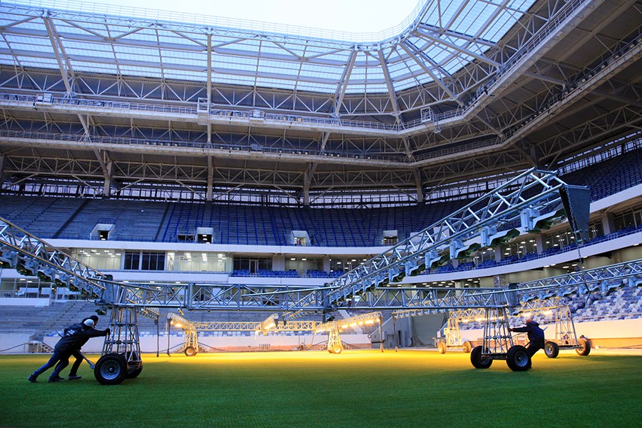 В Калининграде на стадионе к ЧМ-2018 прошили газон 