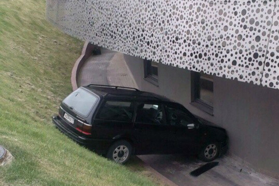 В Светлогорске в здание «Янтарь-Холла» врезался автомобиль (фото)