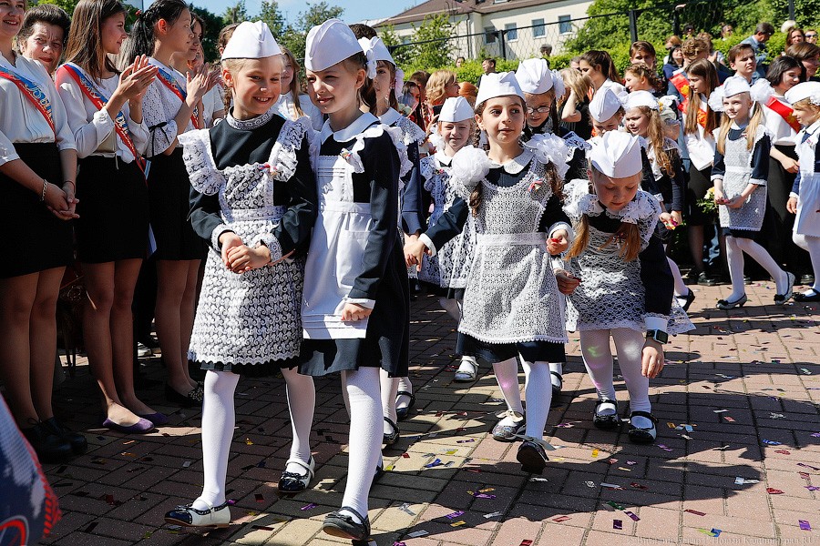 Майский вальс и слёзы: в школах Калининграда прозвенел последний звонок (фото)
