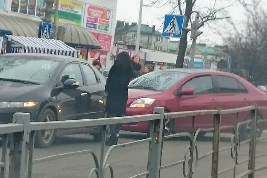 На ул. Горького столкнулись «Хонда» и «Тойота», образовалась пробка (фото)