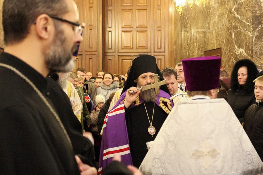 Рождество Христово: богослужение в Храме Христа Спасителя (фото)