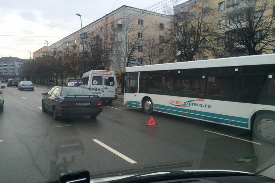 На Ленинском проспекте столкнулись автобус и маршрутка (фото)