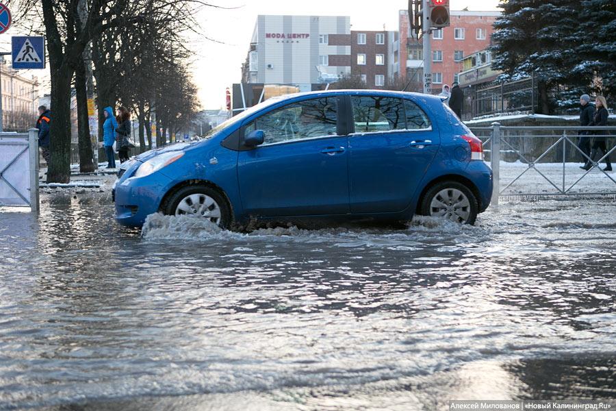 Зимний потоп: лопнувшая труба затопила Ленинский проспект (фото)