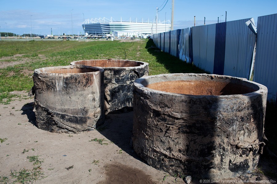 Днищем об асфальт: что происходит с Октябрьским островом спустя два года после ЧМ (фото)