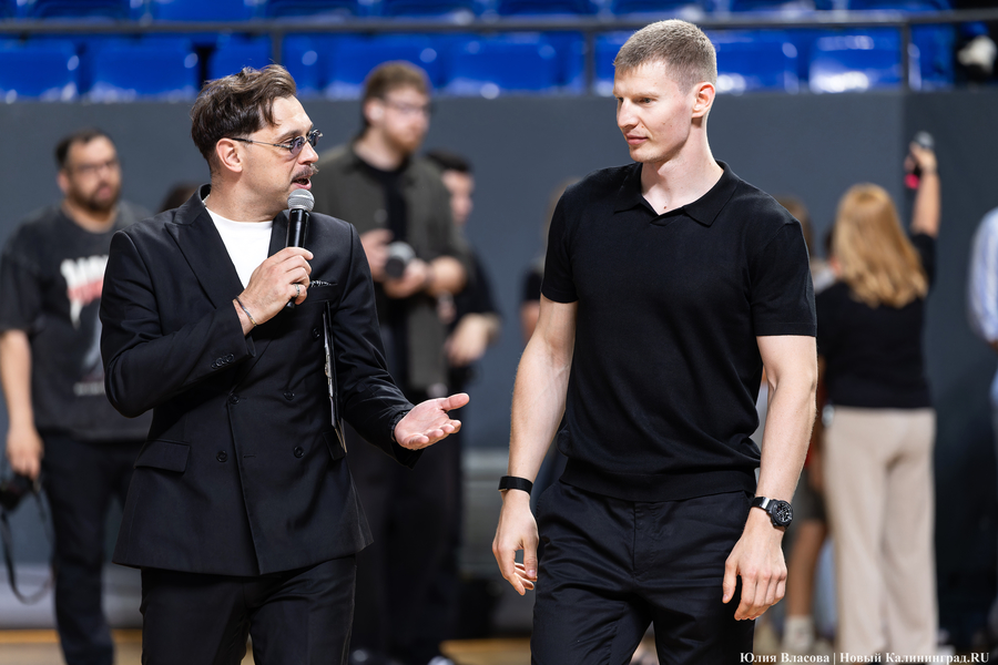 «Локосемья»: в Калининград из Ярославля привезли хоккейный Кубок Гагарина (фото)