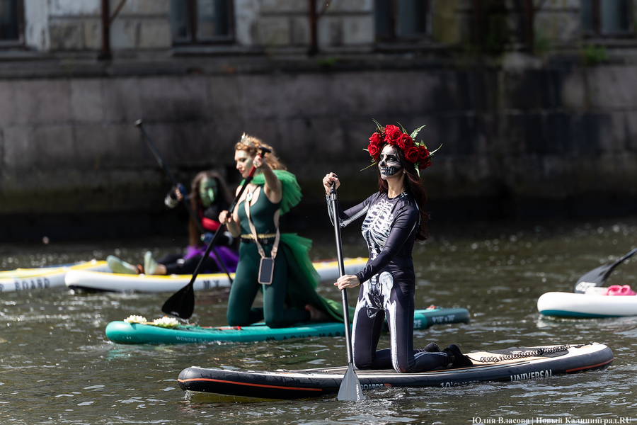 Царевны и богатыри на сапах: как в Калининграде прошёл костюмированный заплыв (фото)