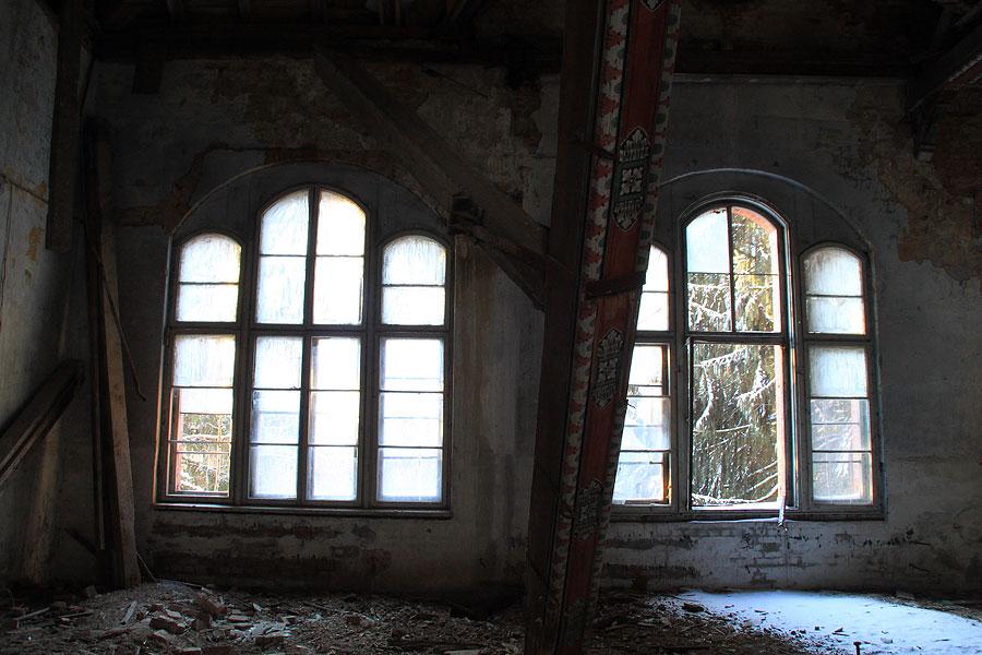 Смрад и овцы: старинную семинарию под Черняховском превратили в хлев