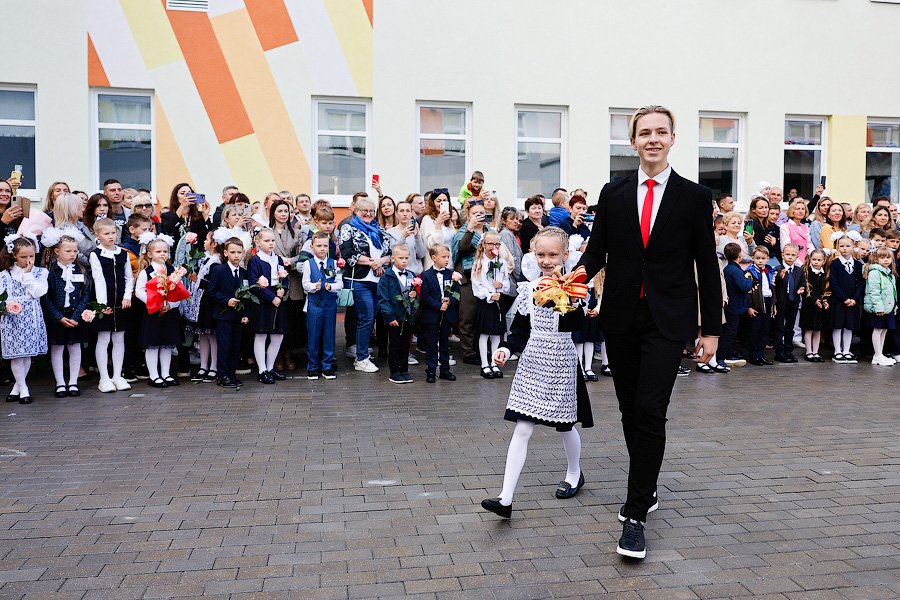 С военным оркестром и под «Катюшу»: в Калининграде открыли самую большую школу