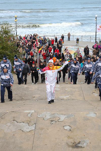 «Огоньку не найдется?»: Светлогорск встретил олимпийскую эстафету