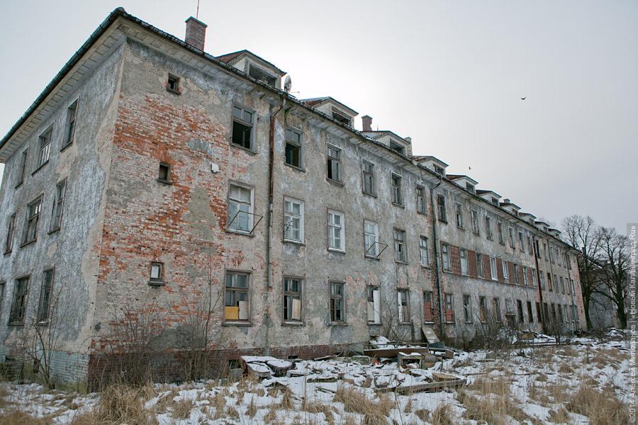 Собачий холод: в разгромленной бывшей казарме на Артиллерийской без тепла и воды живут люди