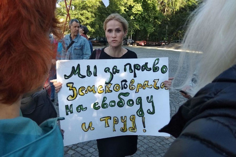 В Калининграде прошел митинг в защиту врача. Ее обвиняют в мошенничестве