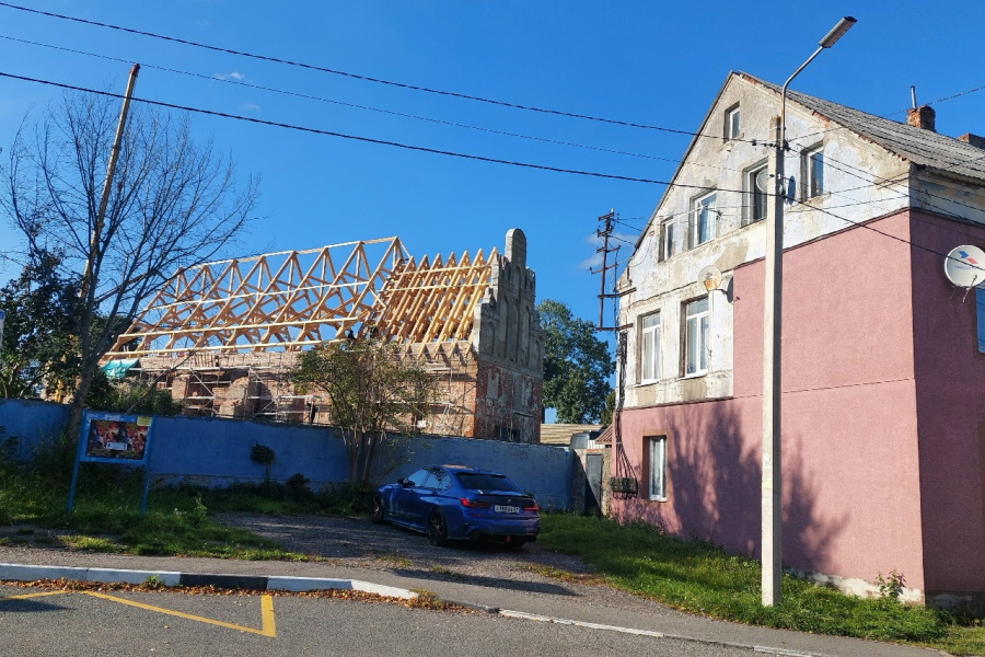 В Романово на кирхе Побетена установили стропила (фото)